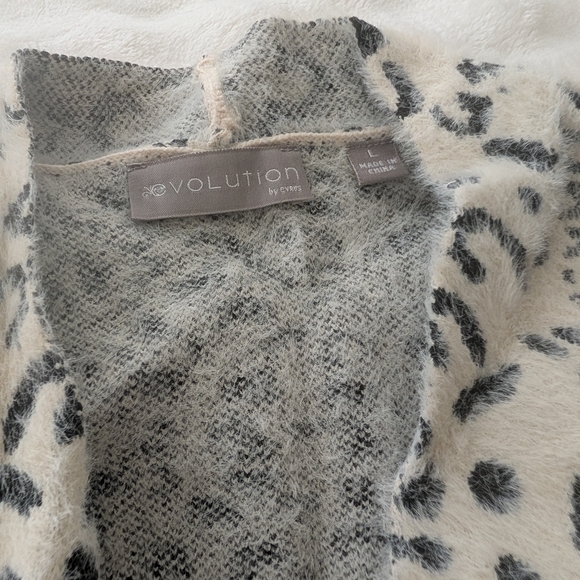 Women's Leopard Print Sweater - Picture 2 of 6